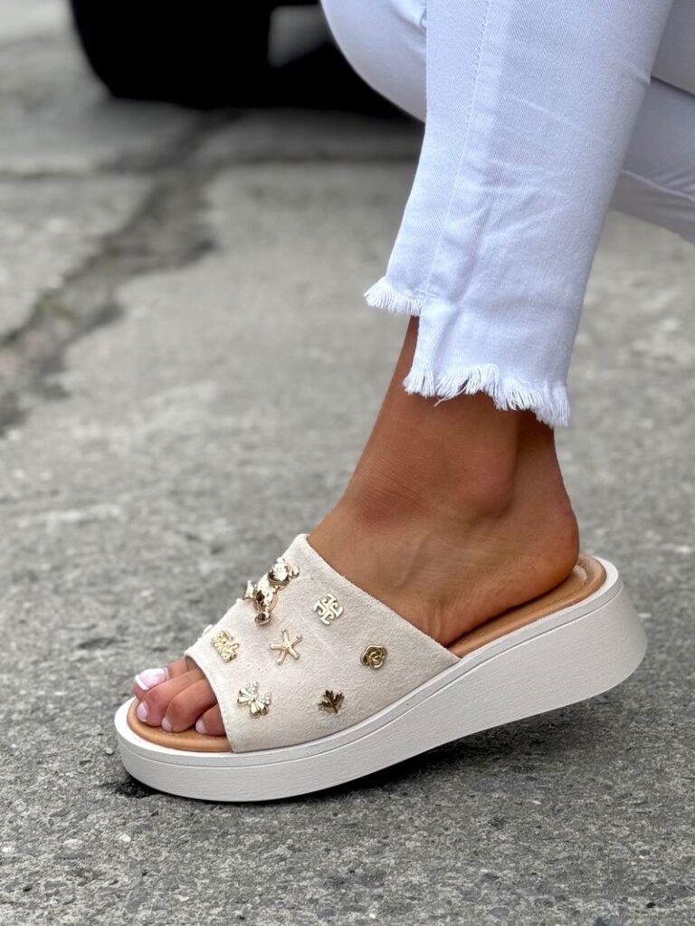 Wygodne klapki CLASSIC CHARM BEIGE skóra naturalna - obrazek 5