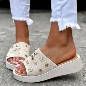 Wygodne klapki CLASSIC CHARM BEIGE skóra naturalna - obrazek 4