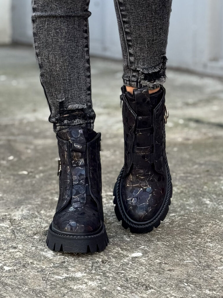 Skórzane botki LIORA BLACK PRINT na traperkowej podeszwie - obrazek 4
