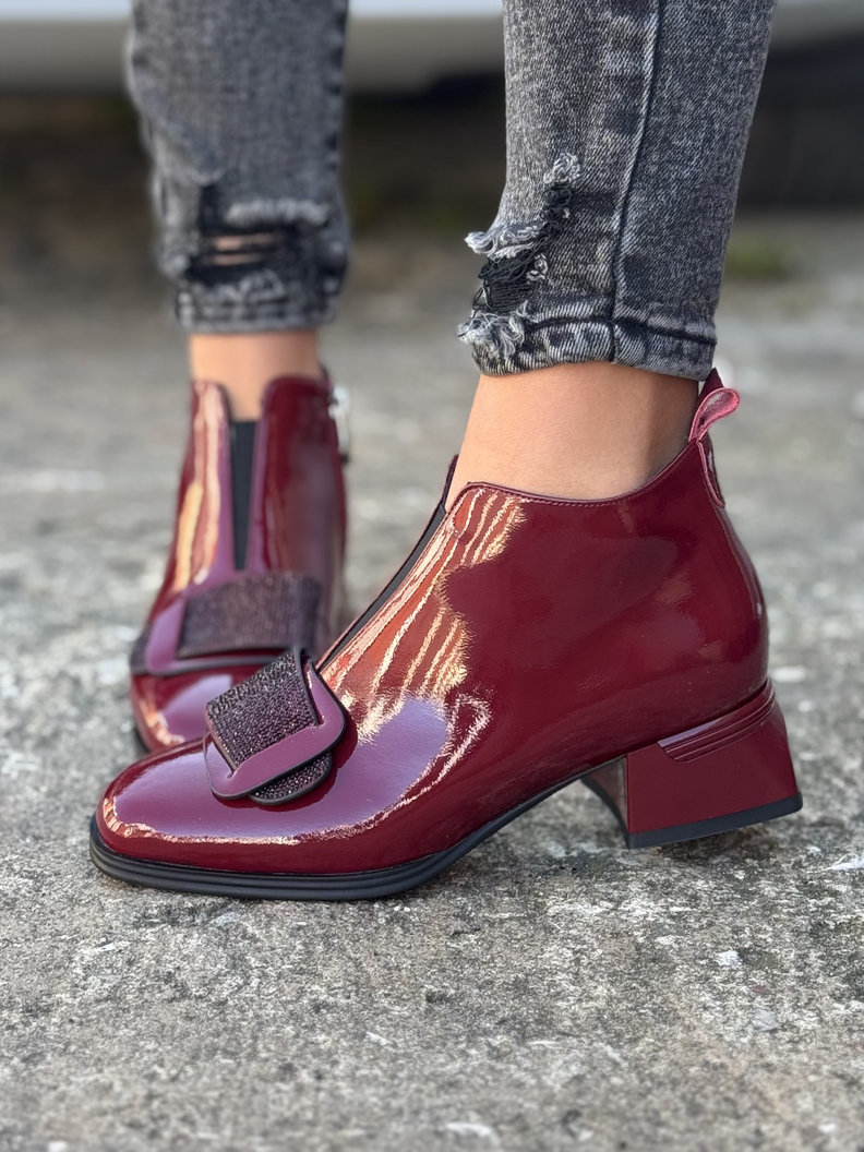 Zgrabne ocieplane botki FIORELLA RED skóra naturalna lakier