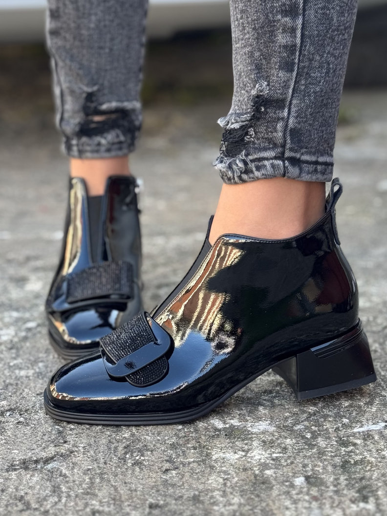 Zgrabne ocieplane botki FIORELLA BLACK skóra naturalna lakier