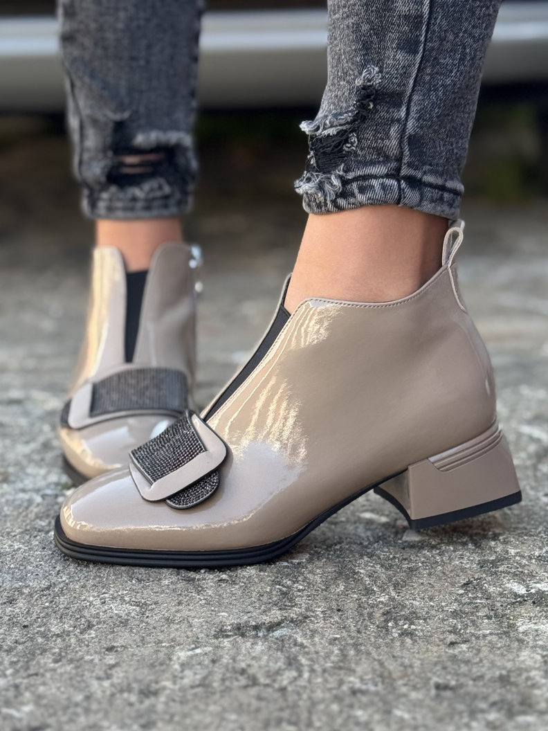 Zgrabne ocieplane botki FIORELLA BEIGE skóra naturalna lakier