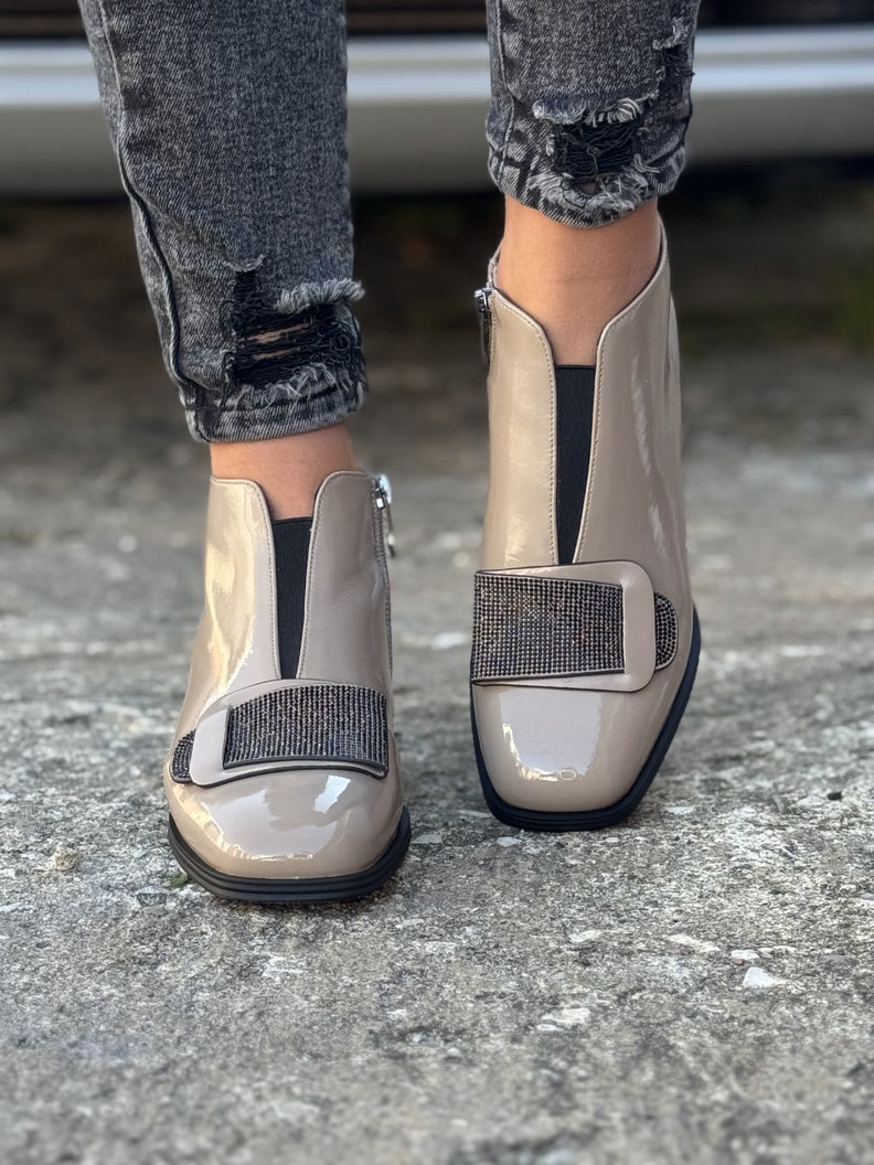 Zgrabne ocieplane botki FIORELLA BEIGE skóra naturalna lakier - obrazek 3