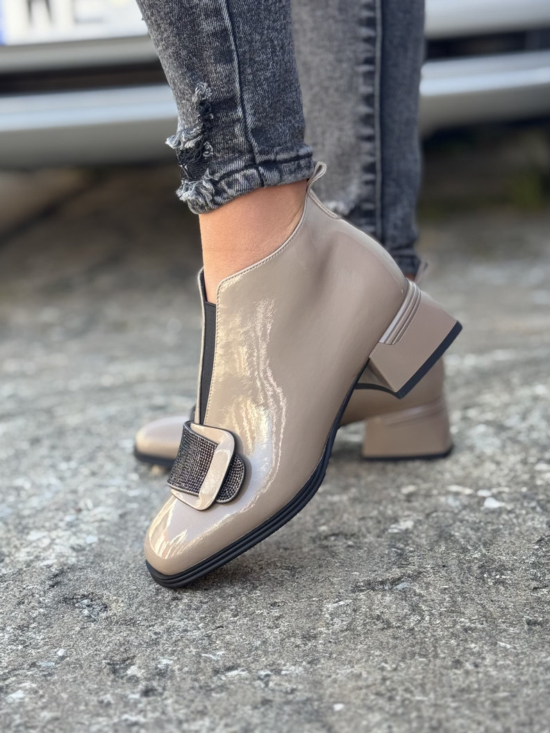 Zgrabne ocieplane botki FIORELLA BEIGE skóra naturalna lakier - obrazek 4