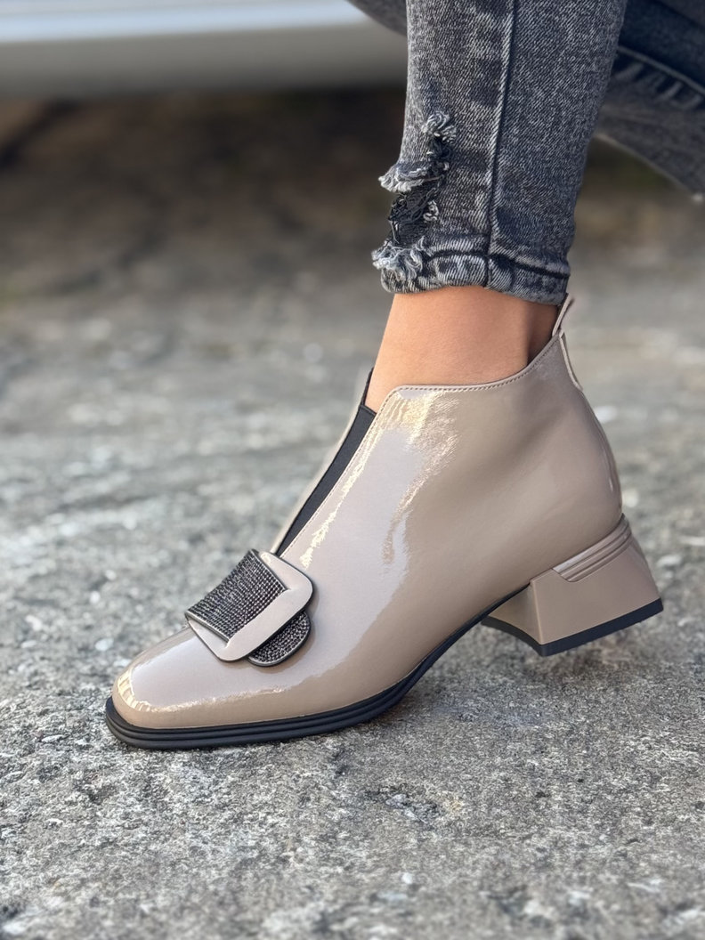 Zgrabne ocieplane botki FIORELLA BEIGE skóra naturalna lakier - obrazek 7