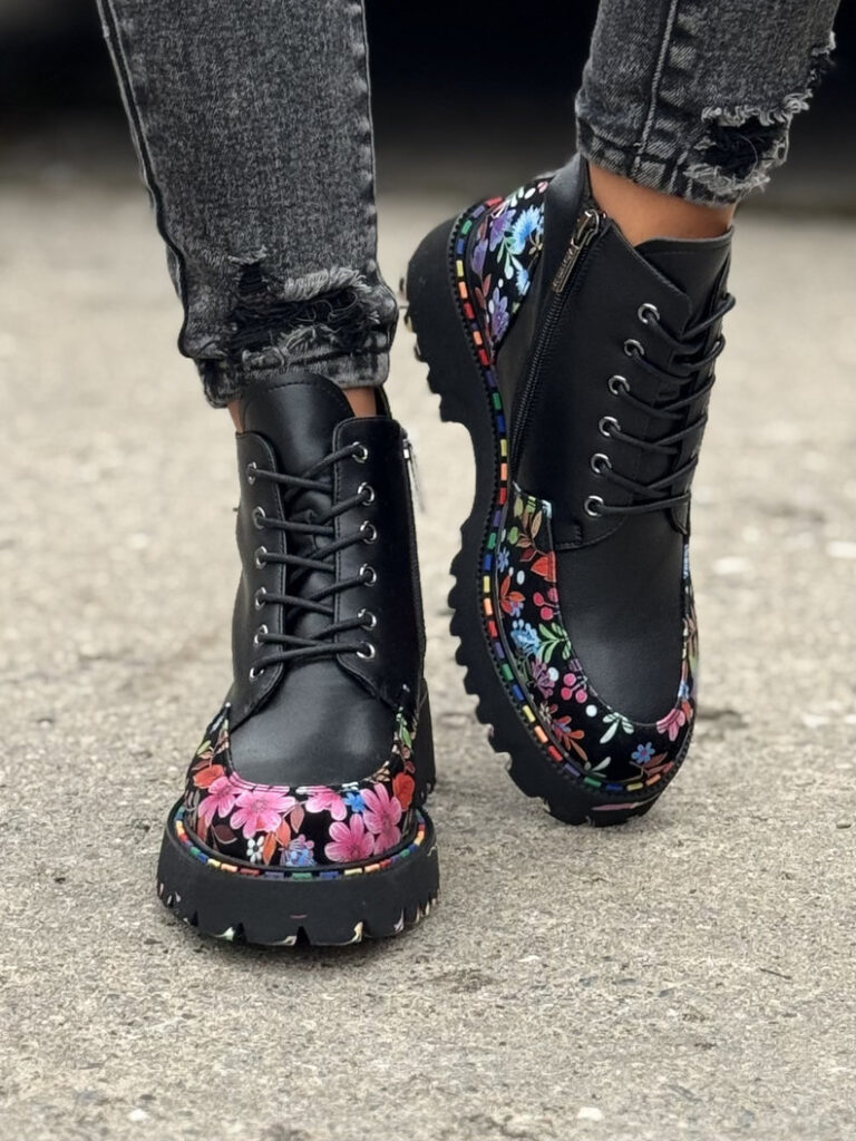 Botki RUST FLOWER BLACK MULTI na traperkowej podeszwie skóra naturalna - obrazek 4
