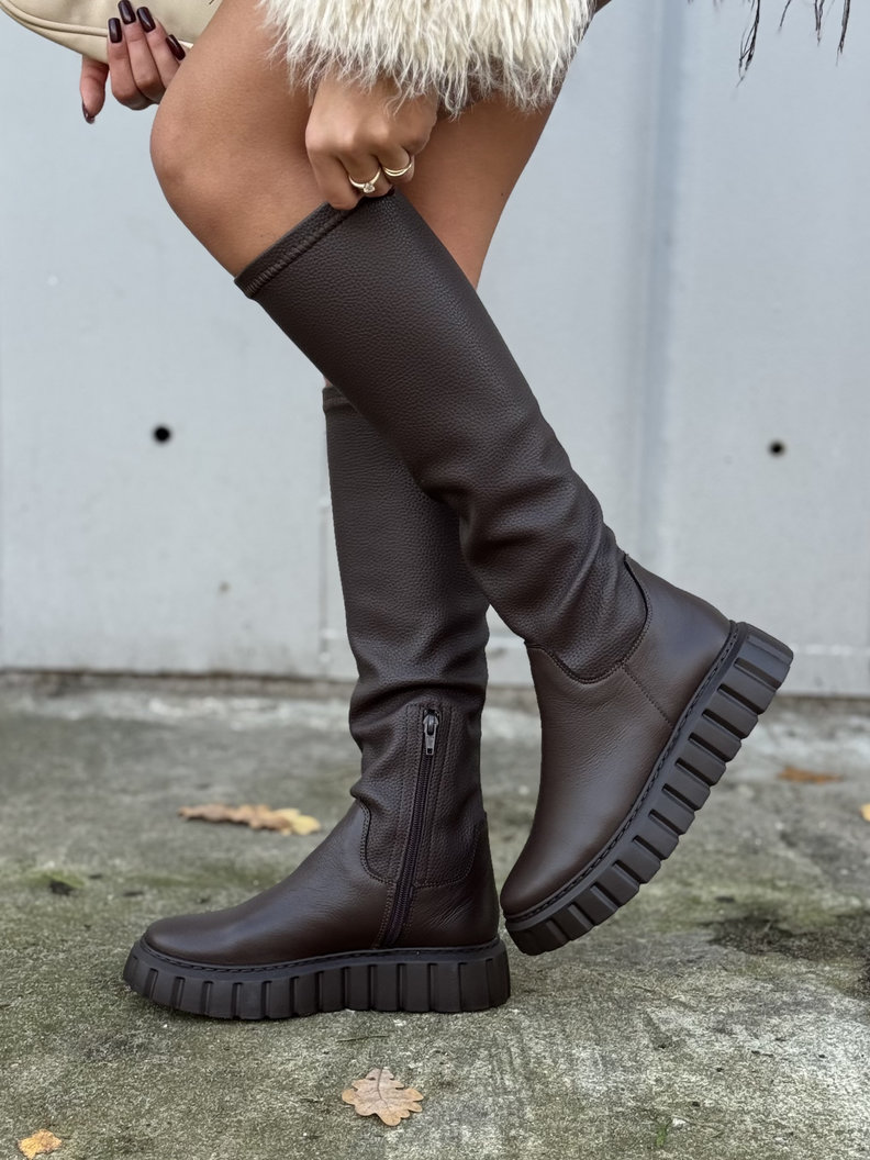 Stylowe kozaki KAZADII MIRELLA CHOCO GRAIN ze streczem skóra naturalna