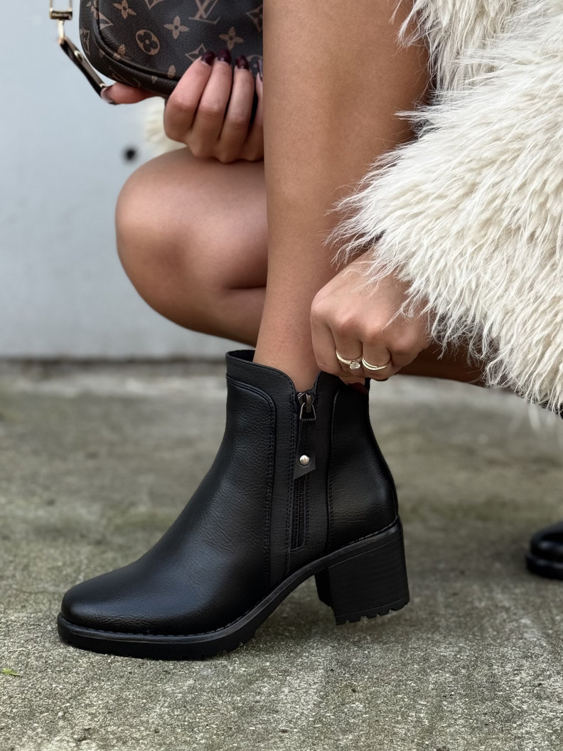 Zgrabne botki COSTA BLANCA BLACK na obcasie