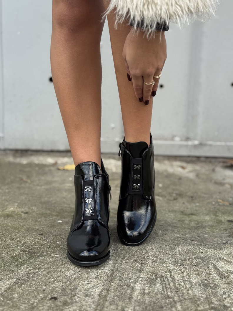 Zgrabne botki ELITE BLACK GLOSS na obcasie - obrazek 3