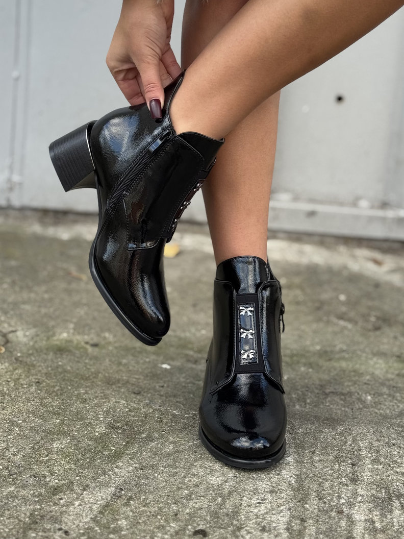 Zgrabne botki ELITE BLACK GLOSS na obcasie - obrazek 4