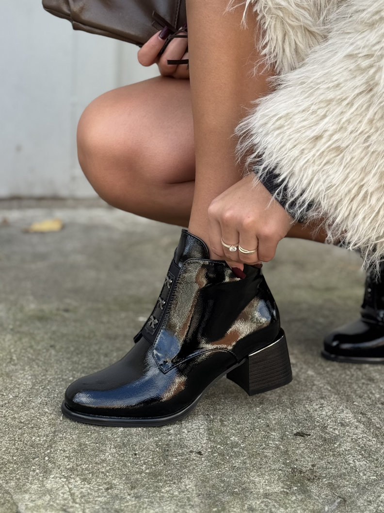 Zgrabne botki ELITE BLACK GLOSS na obcasie - obrazek 5