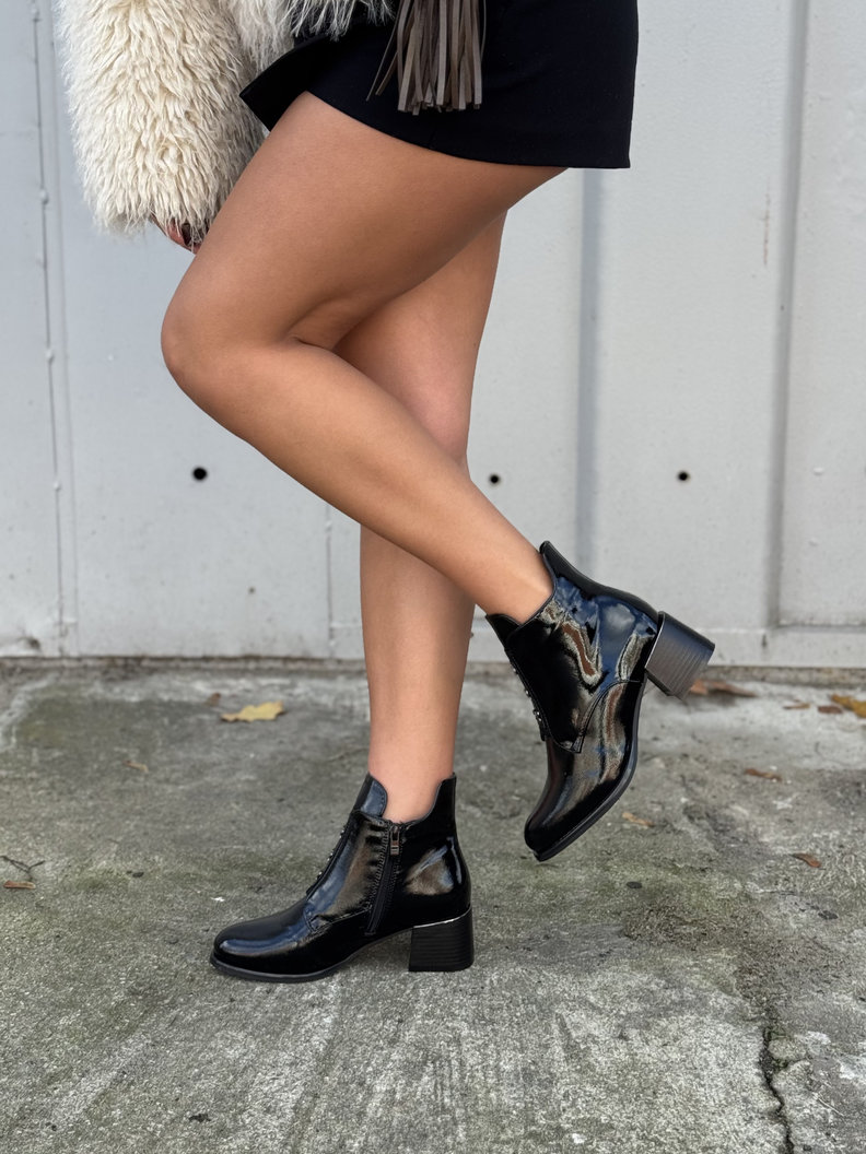 Zgrabne botki ELITE BLACK GLOSS na obcasie - obrazek 9