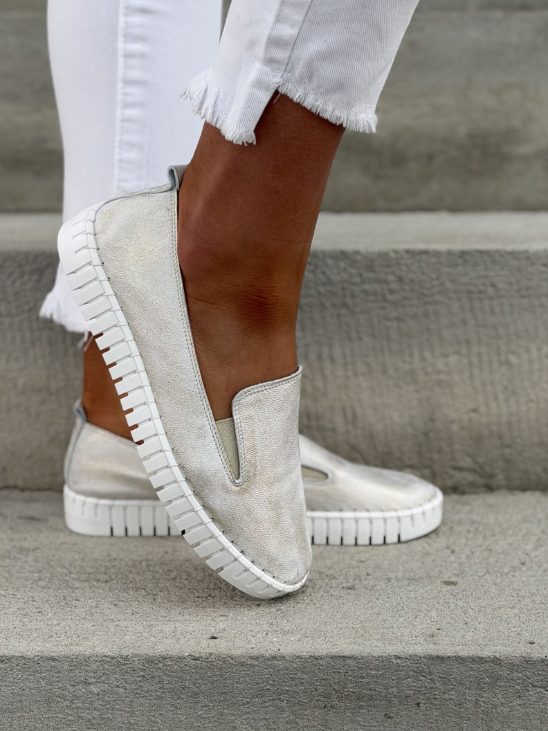 LEKKIE SLIP'ONY KAZADII CALIOS WHITE GOLD skóra naturalna