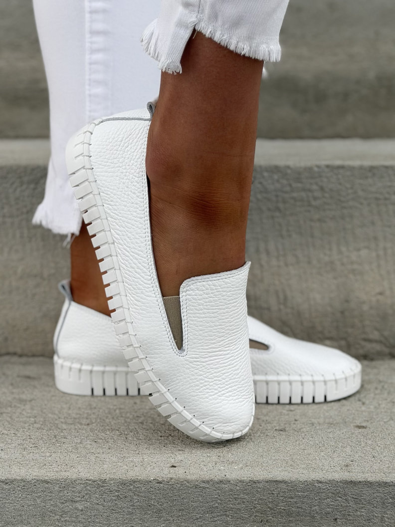 LEKKIE SLIP'ONY KAZADII CALIOS WHITE skóra naturalna