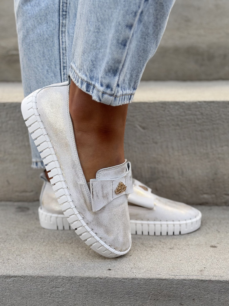 LEKKIE SLIP'ONY KAZADII SOFTIA WHITE GOLD KOKARDA skóra naturalna - obrazek 8