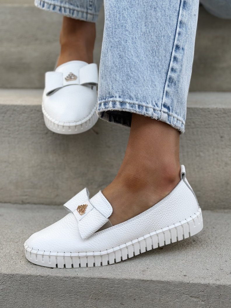 LEKKIE SLIP'ONY KAZADII SOFTIA WHITE KOKARDA skóra naturalna