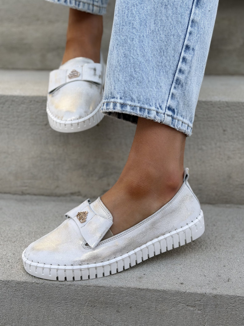 LEKKIE SLIP'ONY KAZADII SOFTIA WHITE GOLD KOKARDA skóra naturalna