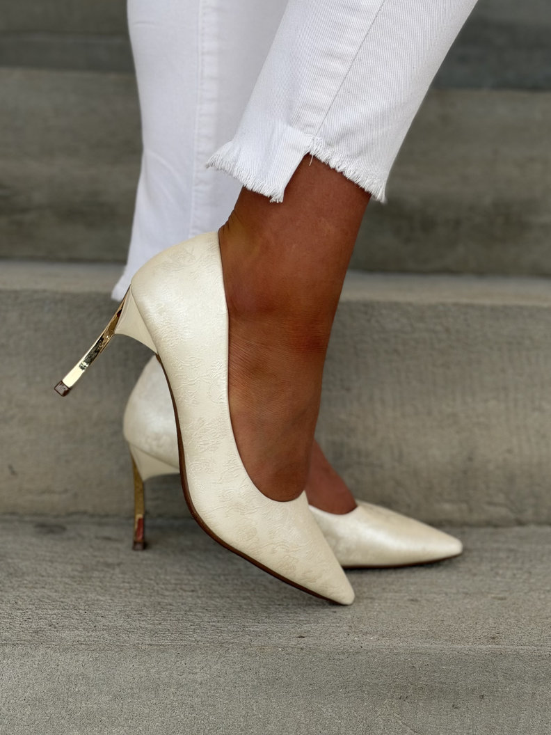 Eleganckie czółenka na szpilce z noskiem w szpic PEARL BEIGE