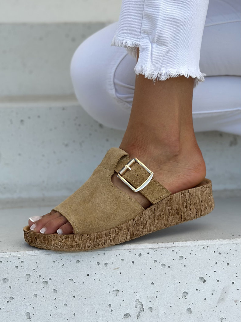 Skórzane klapki damskie KAZADII MADERA z klamrą camel polska produkcja