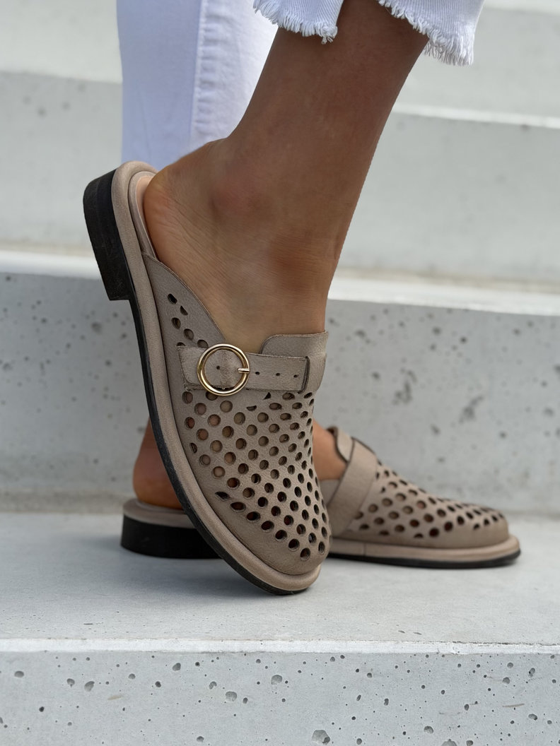 Skórzane ażurowe klapki barefoot KAZADII VELOURA beige polska produkcja