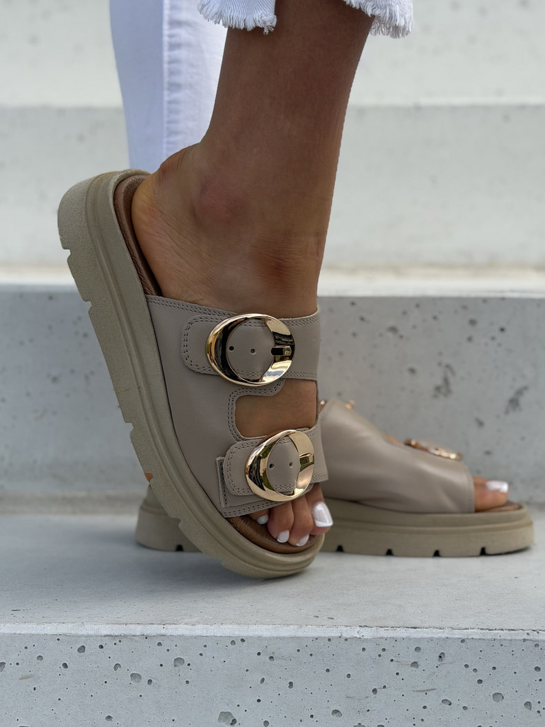 Skórzane klapki damskie z ozdobnymi klamrami KAZADII BUCKLE TAUPE