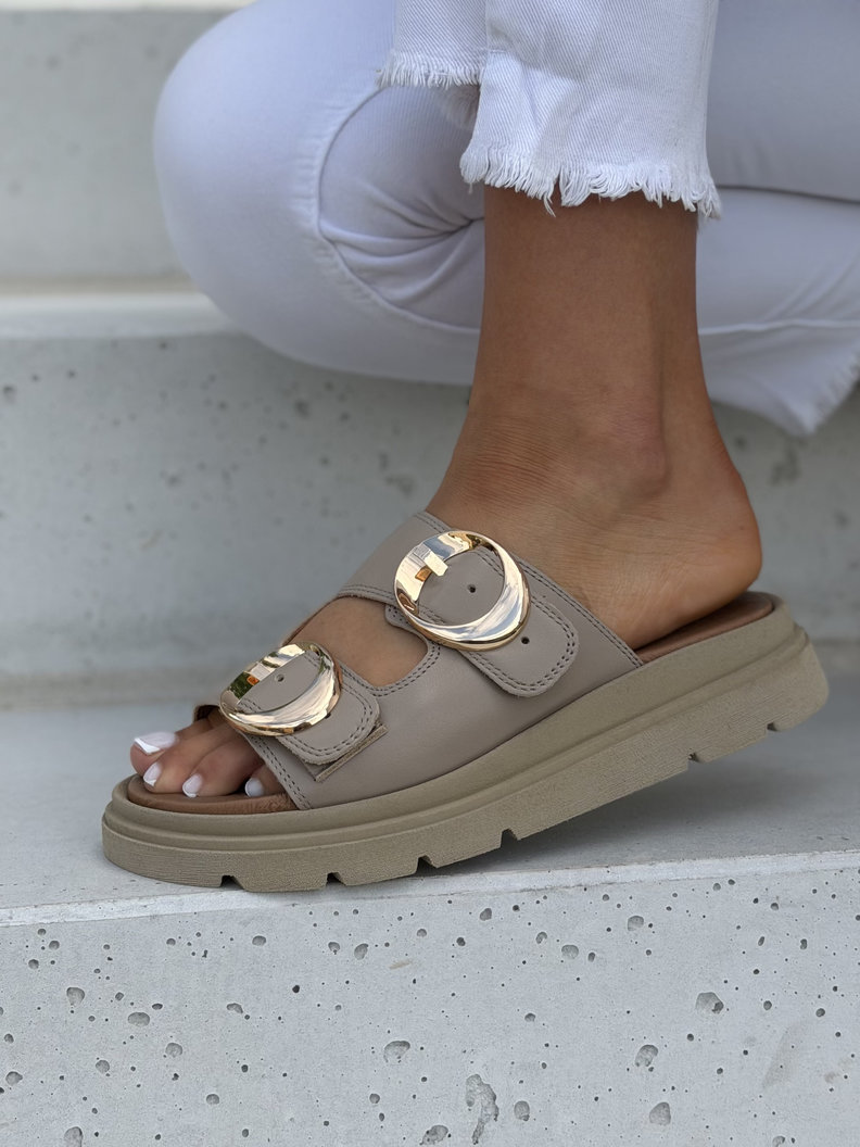 Skórzane klapki damskie z ozdobnymi klamrami KAZADII BUCKLE TAUPE - obrazek 4