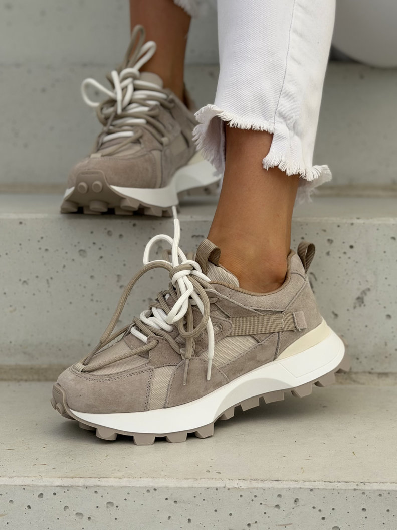 Skórzane lekkie sneakersy na wyższej podeszwie TREKKA BEIGE