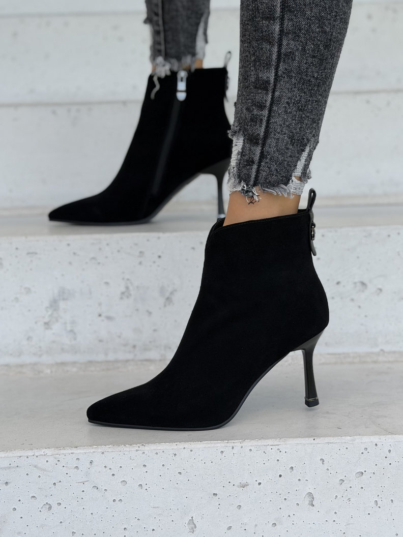 Skórzane ocieplane botki na obcasie IZARRA BLACK SUEDE